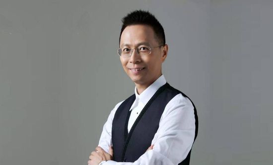 小视频结尾，郭京飞假装委屈道，;他们（导演和其他演员）觉得我恶心，让人忍俊不禁